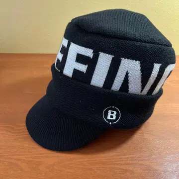 브리프 로고 니트 캡