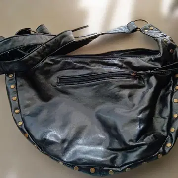 블랙 가죽 스터드 숄더백