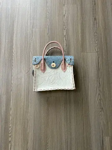 그레이스 콘티넨탈 크리스마스 한정판 엠보싱 가공 가죽 토트백