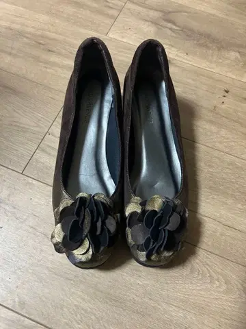 [힐즈아베뉴] 플라워 모티브 펌프스