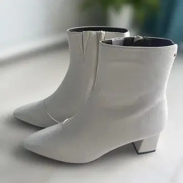 피체 아바하우스 화이트 숏부츠 가죽 중간 힐