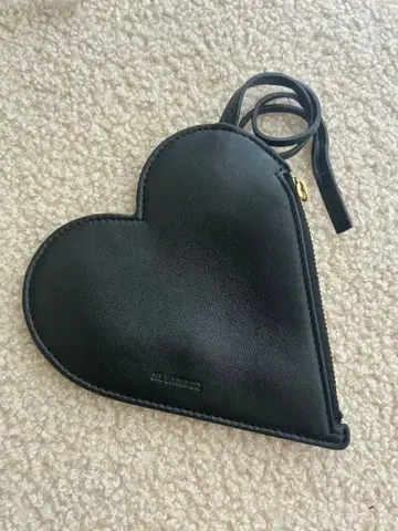 질 샌더 엠보싱 로고 하트 쉐이프 가죽 파우치