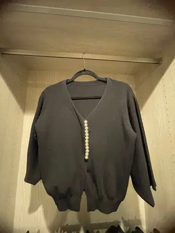 블랙 V넥 가디건 펄 디자인