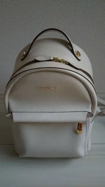 사만다 타바사 화이트 라운드형 백팩