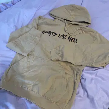 바즈 & 멜로디 HURTS LIKE HELL 후드 부착 맨투맨