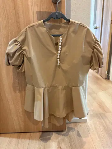 [고베 레터스] 펄 디자인 키넥 페플럼 블라우스