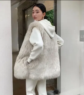 Birthdaybash 크림색 퍼 베스트 롱 기장 슬리브리스