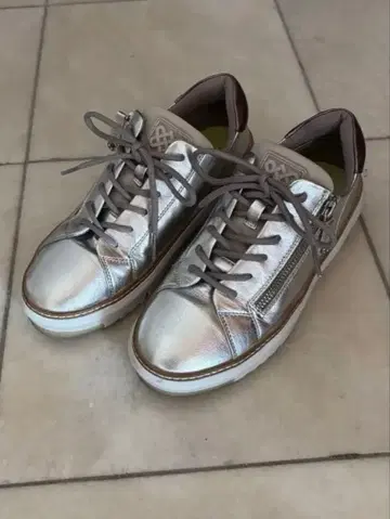 fitfit 가죽 스니커즈 메탈릭 실버 23cm