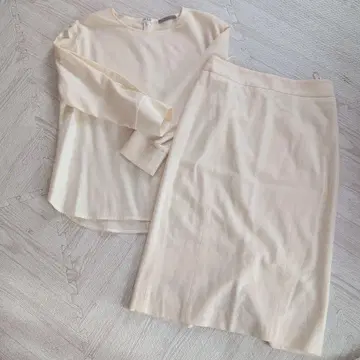 띠어리 럭스 아이보리 셋업 스커트와 상의