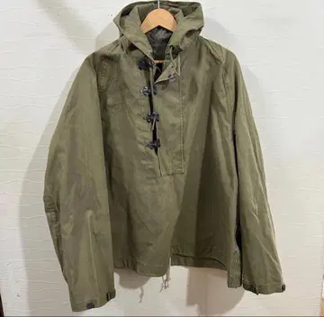 올리브색 후드 부착 마운틴 후드티