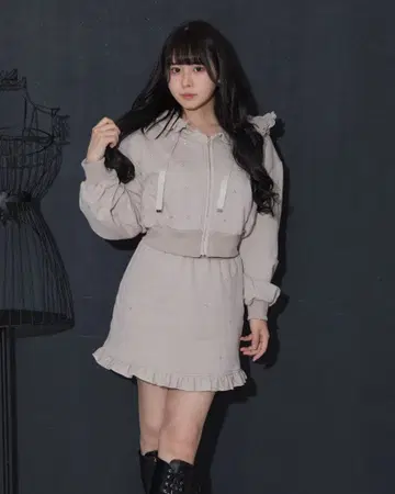 pium 피움 프릴 비쥬 후드티 미니 스커트 셋업