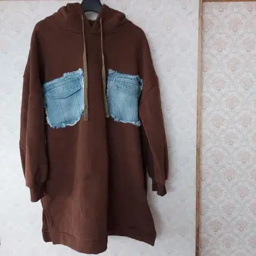 데님 장식 포켓 부착 브라운 후드티