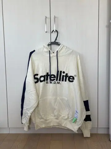 Satellite 후드 부착 후드티 크림색