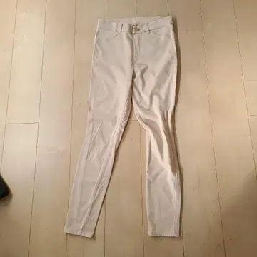 크림색 스키니 팬츠