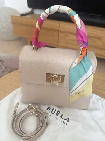 컨디션 최상 FURLA 탑 핸들 스카프 포함