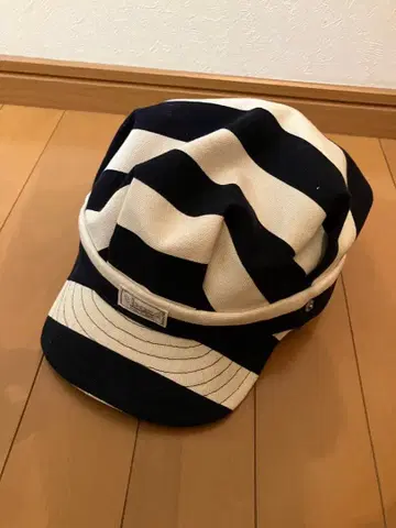 스트라이프 디자인 헌팅 캡 네이비