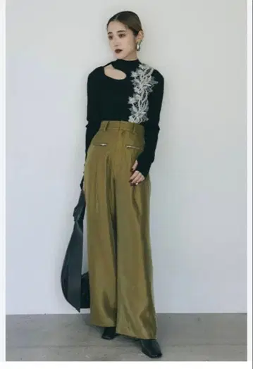 Andrea&Co. 미사용 택 포함 올리브색 와이드 팬츠 새틴풍