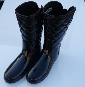 HUNTER 리파인드 퀼티드 글로스 숏 레인부츠 장화