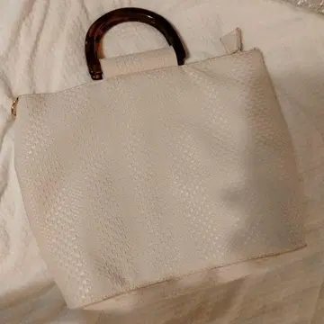 화이트 토트백 아크릴 핸들