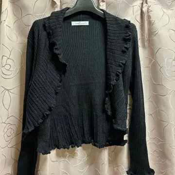 GALLERY VISCONTI 프릴 장식 블랙 긴팔 가디건