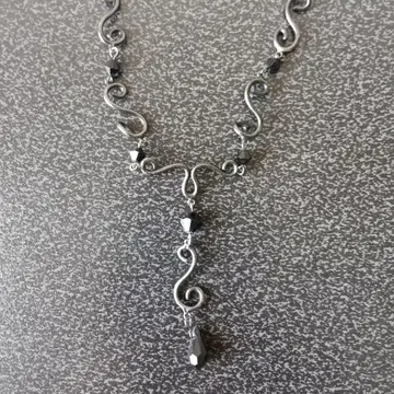 블랙 목걸이 기하학 패턴