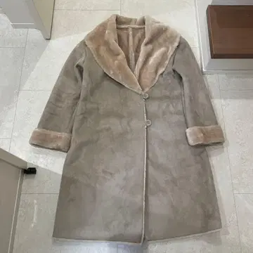 베이지 무스탕 코트 버튼 포함