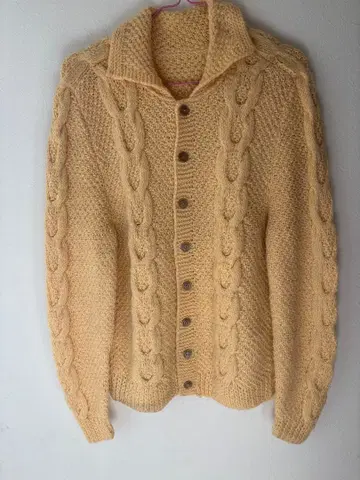 크림색 케이블 짜임 니트 스웨터