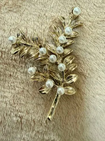Green label 골드 잎 디자인 펄 브로치