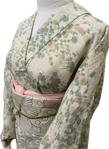 얼굴색을 돋보이게 하는 크림색과 그린 컬러의 코몬