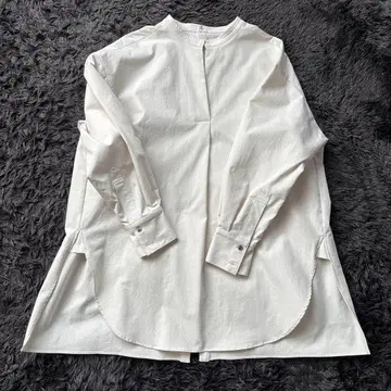 화이트 백 버튼 긴팔 셔츠