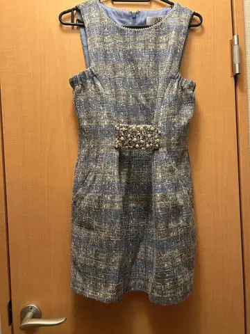 비쥬 벨트 포함 블루 계열 타이트 드레스