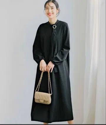 리브인컴포트 브로치 포함 조젯 보타이 블랙 원피스