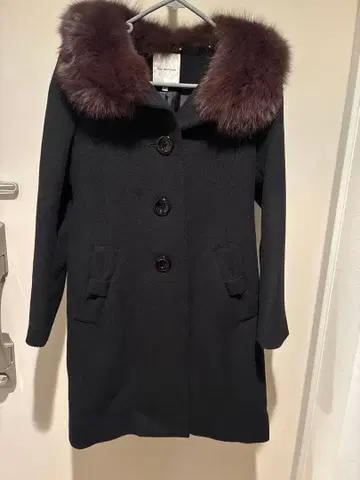 퍼 달린 블랙 롱 코트