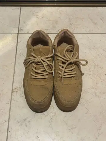 베이지 스니커즈