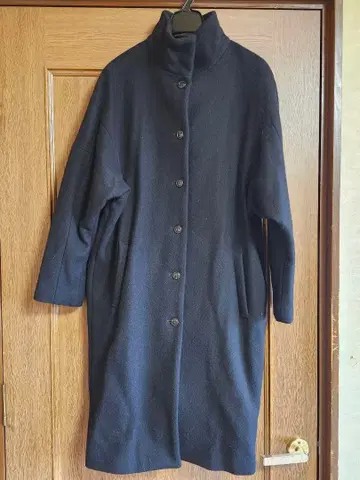 Aga 블랙 버튼 하이넥 롱 코트