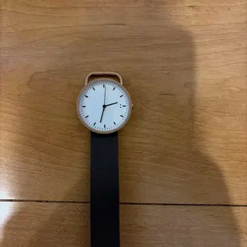 심플한 화이트 다이얼 손목시계