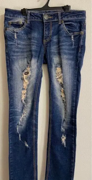 RACKE/URTH의 데미지 가공 데님 팬츠입니다. 한계가격입니다.