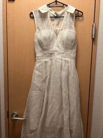 화이트 체크 무늬 V넥 드레스