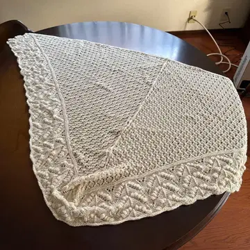 핸드메이드 삼각형 니트 숄 아이보리 화이트 컬러 대형 숄