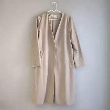 베이지 롱 코트 버튼 포함