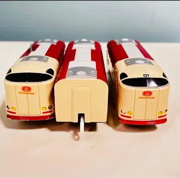 프라레일 3량 편성 빨간색과 크림색 선라이즈 차량 움직입니다