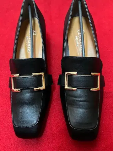 블랙 버클 로퍼 펌프스 DIANA