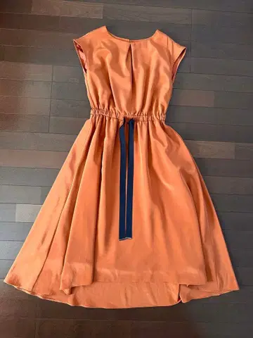 투 페이시스 온워드 오렌지 슬리브리스 무릎 기장 원피스