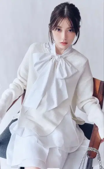 리본 포함 화이트 셔츠