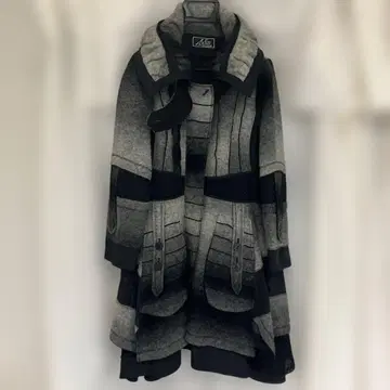 에이코 콘도 그레이와 블랙의 스트라이프 롱 코트