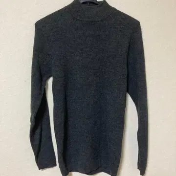 다크 그레이 터틀넥 니트