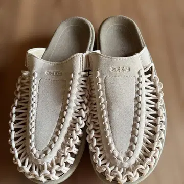 KEEN 베이지 샌들 뜨개질 디자인