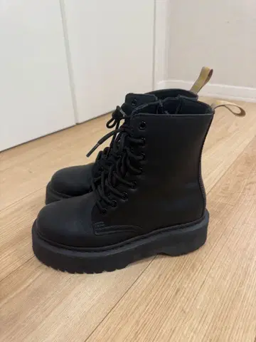 Dr.Martens 통굽 8홀 부츠 38