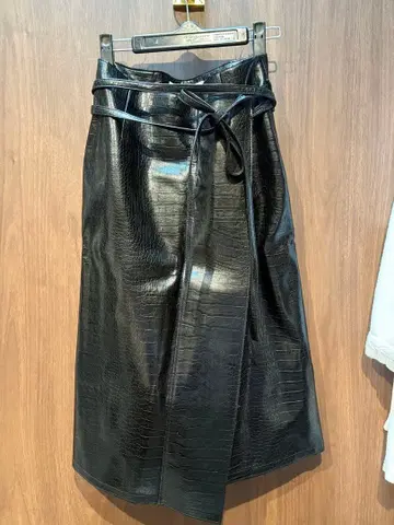 크로커다일 패턴 가죽 느낌 블랙 랩스커트