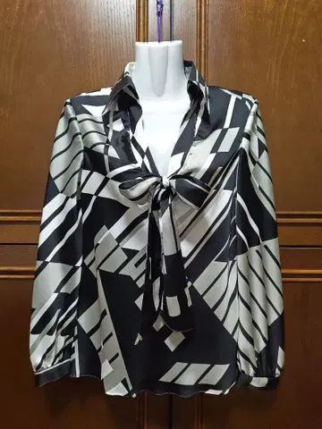 핑키&다이앤 기하학 패턴 리본 포함 긴팔 셔츠